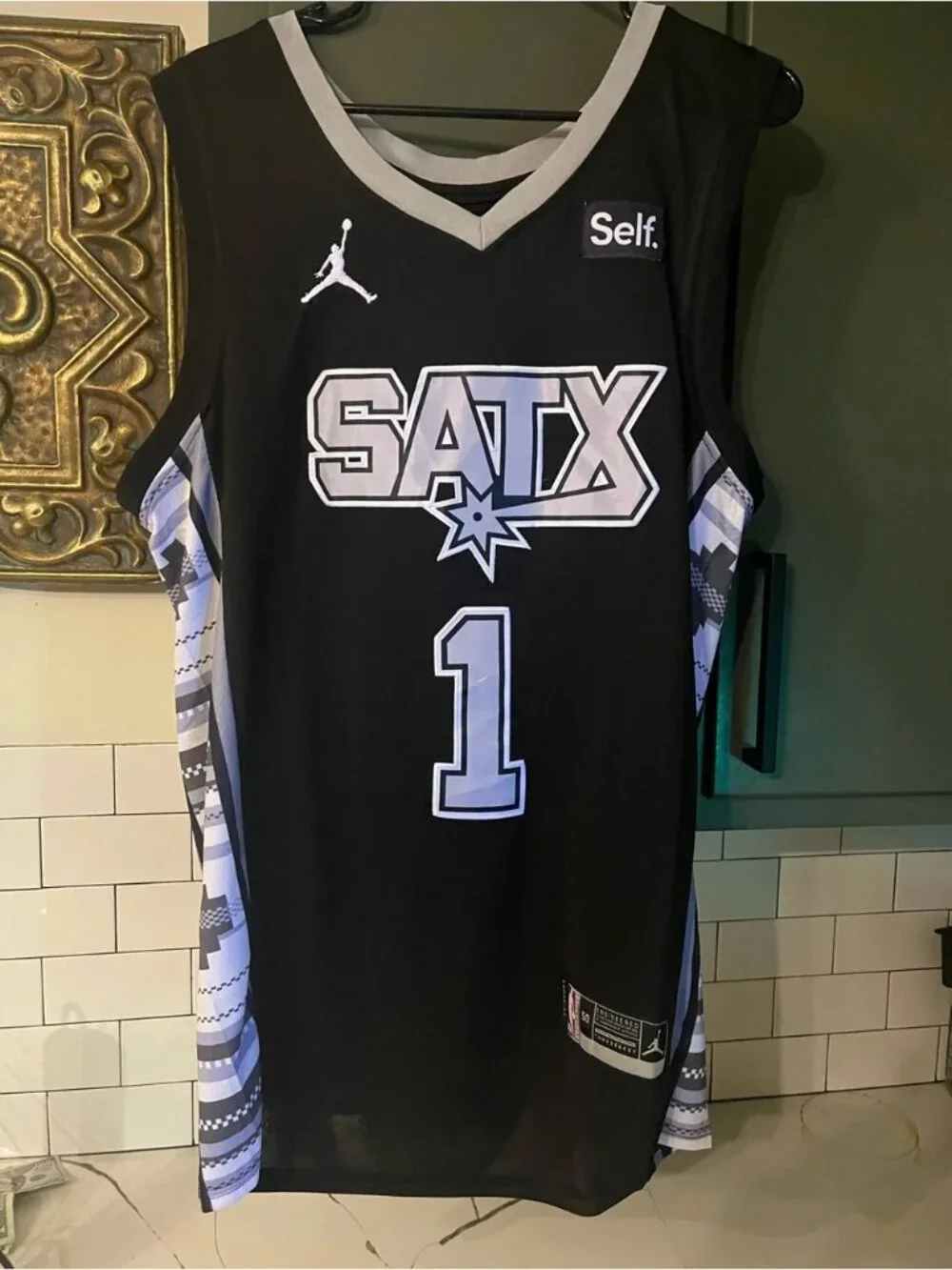 Mens Victor Wembanyama Spurs NBA Jersey Size XL.